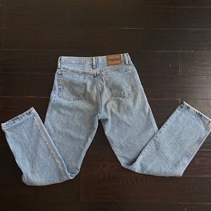 Medium wash beautiful Wrangler jeans 👖